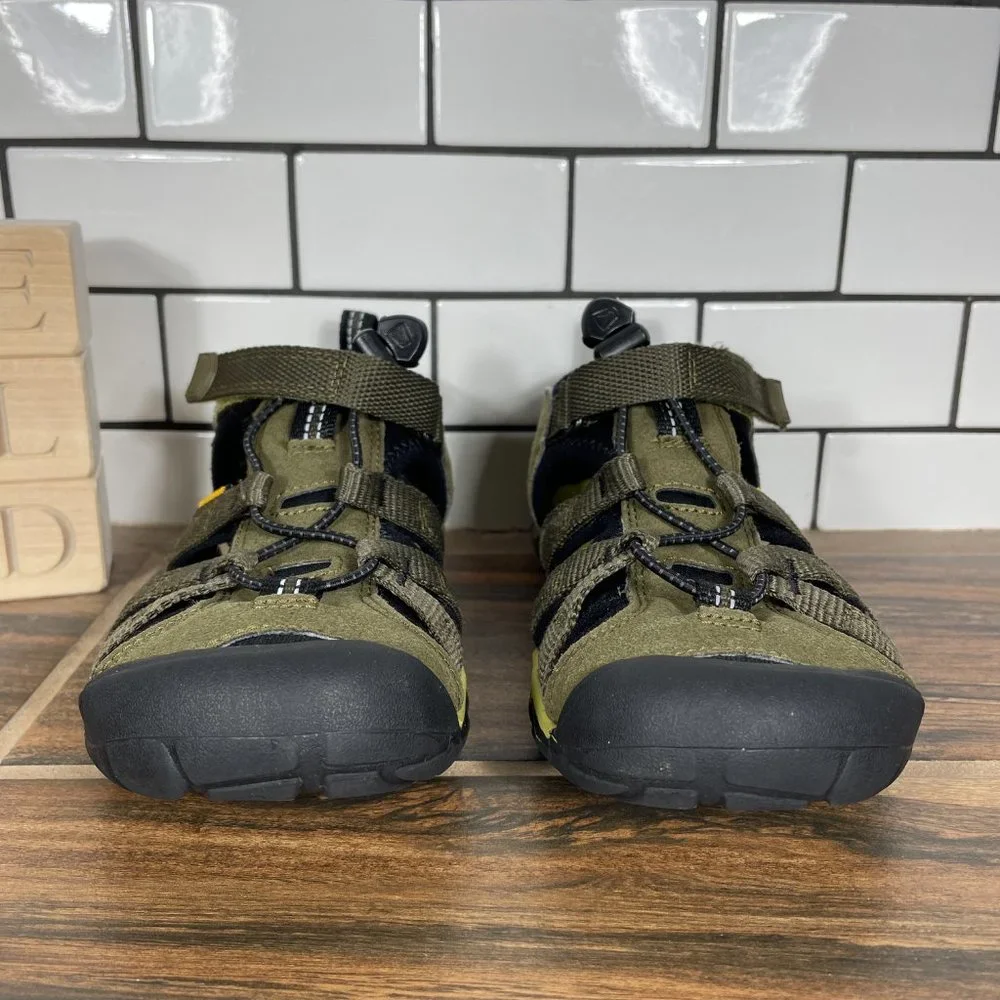Keen Seacamp II CNX Girls Size 2 Shoes Olive Green Washable Hybrid Water Sandal